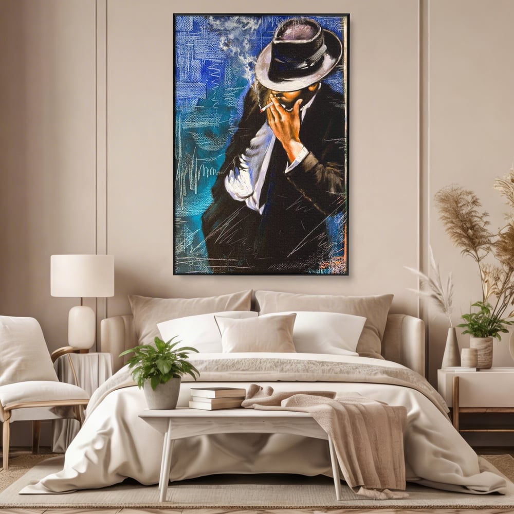 Tablou canvas cu pictura cu barbat fumand sub palarie, in rama de aluminiu negru, pe perete intr-un dormitor